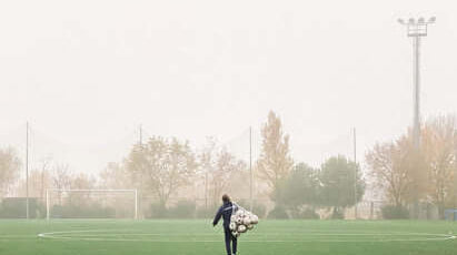 How to Kick a Football - Power vs Finesse