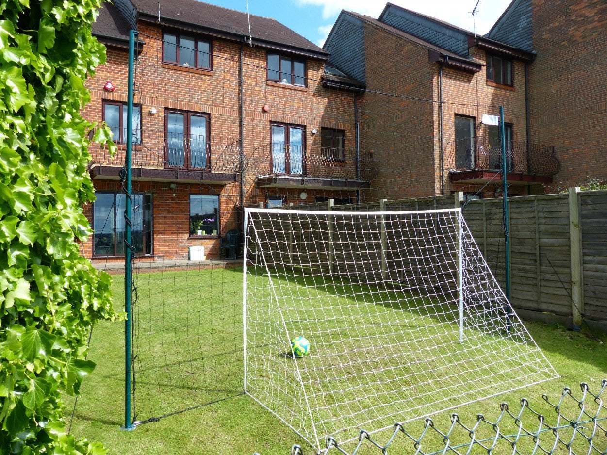 Easy-to-assemble football goal with included instructions