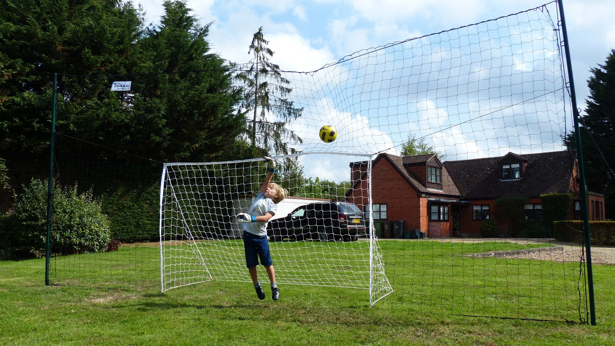 Football goal net for garden that REBOUNDS MISSED SHOTS