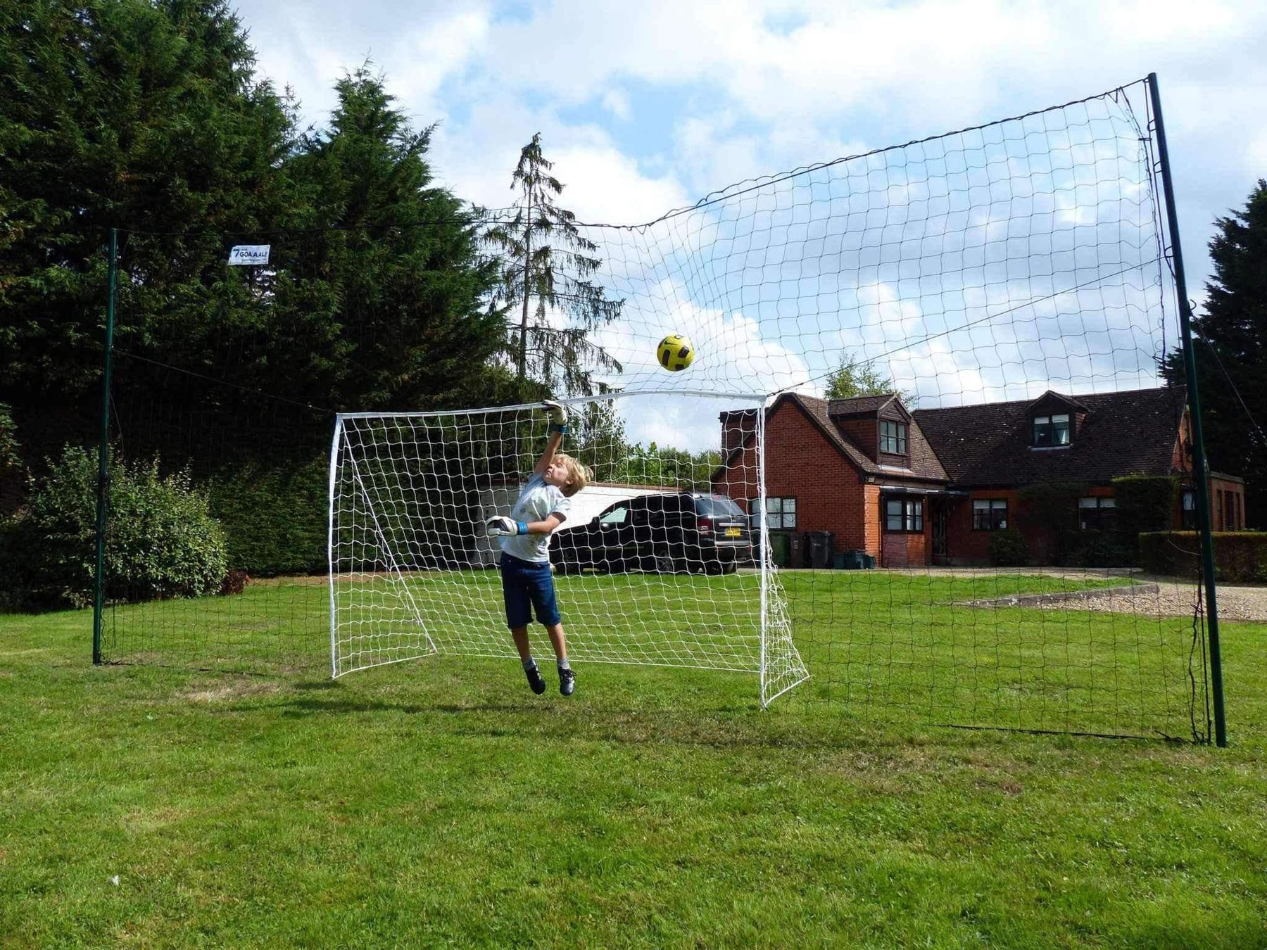 Football goal net for garden that REBOUNDS MISSED SHOTS